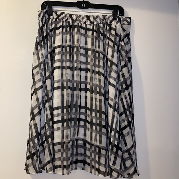 Black and white skirt - Picture 4 of 5